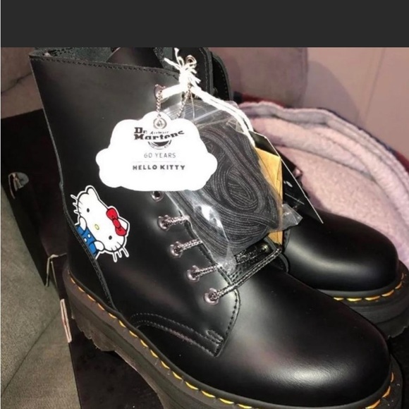 Dr Martens X Hello Kitty collaboration Hi Max Jadon - Picture 2 of 4